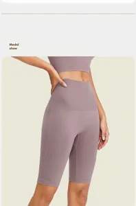 Shorts de fitness sin costuras en detalle, vista de cerca de ropa deportiva profesional.
