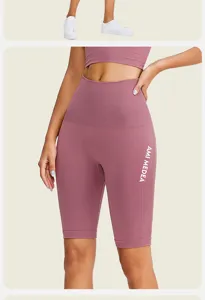 Vista detallada de pantalones cortos de ciclista sin costuras de talle alto, diseño deportivo.