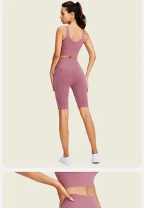 Vista trasera y detalle de cintura del conjunto de pantalones cortos de fitness y sujetador.