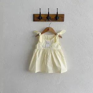 Jolie robe d'été jaune pour bébé avec broderie lapin et bretelles à nœud pour un usage quotidien.