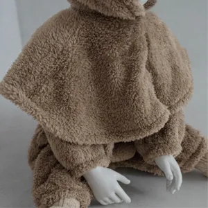 Acogedor mameluco de felpa marrón para bebé con capucha invierno forro polar grueso