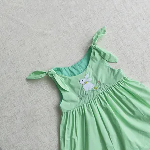 Jolie robe d'été sans manches pour bébé avec broderie de lapin, vue de détail délicate.
