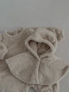 Vista detallada del conjunto de capa con capucha y mameluco de felpa beige para invierno.