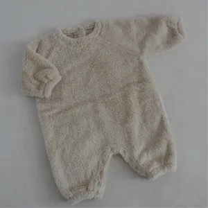 Mameluco de felpa gruesa para bebé, cómodo mono de invierno con mangas largas y cuello.