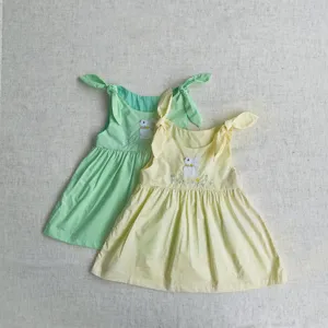 Robe d'été pour bébé fille avec broderie de lapin mignonne et bretelles nouées délicates.