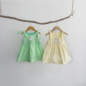 Jolie robe d'été pour bébé avec broderie de lapin mignonne et bretelles à nœud adorables.