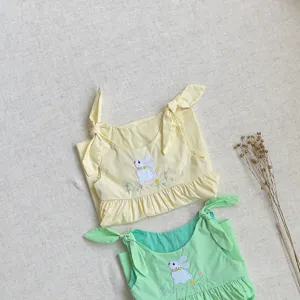 Detail de la robe d'ete pour bebe avec charmante broderie de lapin et de belles fleurs.