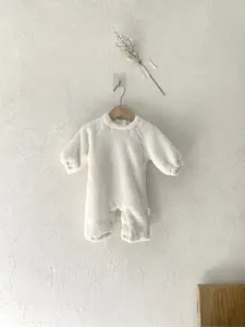 Adorable mameluco de peluche blanco para bebé, mono suave y abrigado para el invierno.
