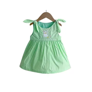 Robe d'été sans manches pour bébé avec broderie lapin, robe à bretelles vert doux.