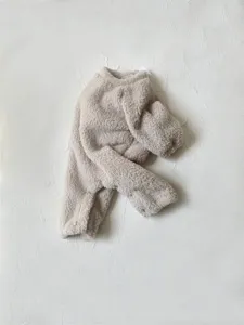 Suave mameluco de invierno para bebe en polar beige. Mono grueso y abrigado para dias frios.