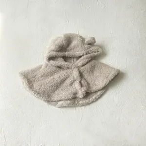 detalle de capa con capucha de forro polar para bebe, diseno orejas de oso, capa de invierno