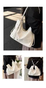 Borsa da donna bianca versatile in pelle, stile tracolla e zaino convertibile.