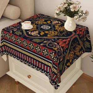 Bella tovaglia antipolvere in stile bohemien per decorare il tavolino da salotto.