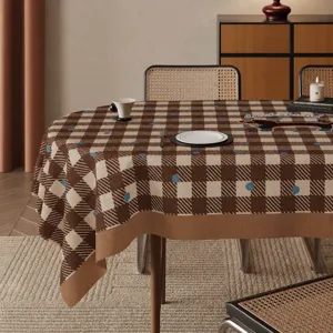 Vue détaillée de la nappe à carreaux marron avec motif de teckel mignon pour table.