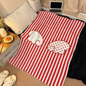 Couverture en flanelle rayée rouge et blanc avec ailes d'ange, plaid doux et chaud pour canapé.