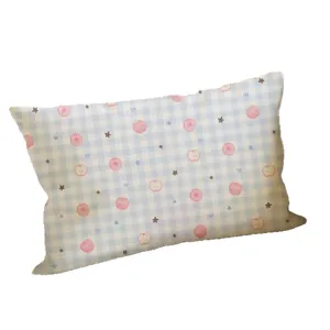 Joli coussin en peluche motif pomme et carreaux bleus, oreiller kawaii doux pour salon et bureau.