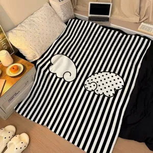 Douce couverture en flanelle rayée noir et blanc avec ailes, plaid douillet pour canapé.