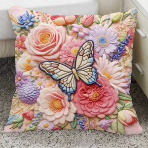 Gedetailleerd overzicht van een vierkant sierkussen met levendige bloemen en vlinderprint.