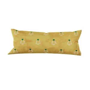 Detallado primer plano del elegante cojín largo con bonitos patrones de árboles navideños.
