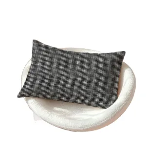 Diakosmitiko kousin se aspro-mavro karo me lefki vasi plouses gia to saloni kai sofa.