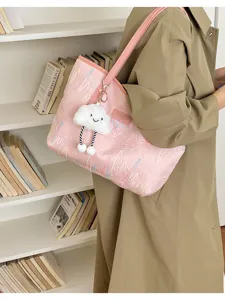 Vista detallada del bolso tote rosa con colgante de nube y textura chic para uso diario.