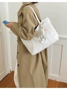 Bolso de hombro acolchado elegante con bordado colorido y lindo colgante de nube para el día.