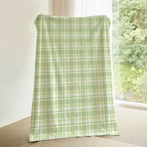 Manta de franela a cuadros verdes, manta suave para sofá, detalles acogedores.