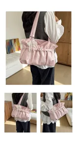 Vista dettagliata della borsa a spalla rosa plissettata con fiocco di perle e fibbia.