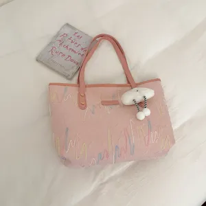 Vista detallada de bolso tote rosa bordado, bolso de hombro de gran capacidad con lindo colgante.