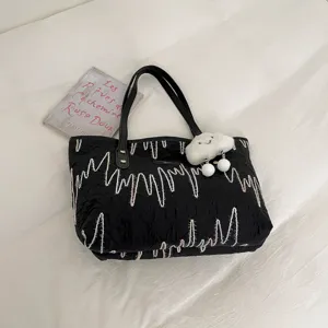 Bolso tote negro con bordado de ondas coloridas y lindo colgante de nube para mujeres.