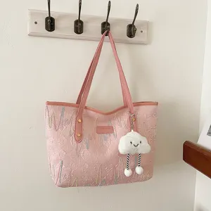Bolso tote rosa arrugado con bonito colgante de nube, bolso de hombro elegante y chic.