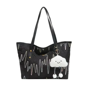 Bolso tote negro con costuras de ondas de colores y colgante de nube, bolso de hombro.