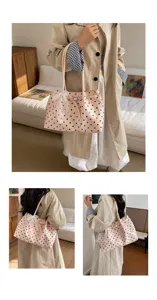Dettagli in primo piano della borsa a spalla a pois rosa con elegante fiocco in pizzo.