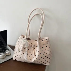 Borsa a secchiello rosa a pois chic da donna, elegante borsa tote con grazioso ciondolo di perle.