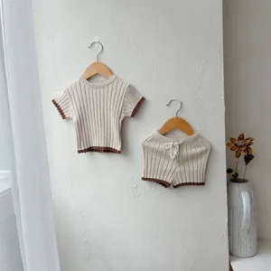 Ensemble haut et short côtelés à contraste pour bébé, vue de détail, vêtement d'été doux