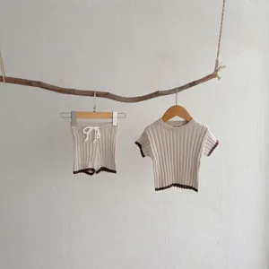 Ensemble haut et short d'ete en tricot pour bebe avec bordure contrastée et cordon.