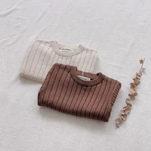 Vue détaillée de l'ensemble pull bébé en beige et marron, tissu en maille côtelée douce.