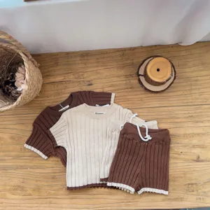 Ensemble tricoté bébé haut manches courtes et short vue détaillée en marron et beige.