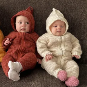 Mameluco tejido de invierno para bebé con capucha puntiaguda, cómodo y abrigado.