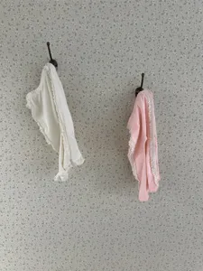 Vue détaillée de leggings mignons pour bébés filles avec de délicats volants en dentelle, charmants.