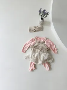 Vue à plat détaillée d'un adorable ensemble d'automne pour bébé fille avec haut et jupe.