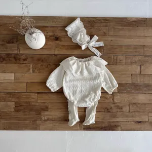 Ensemble barboteuse tricotée en dentelle blanche et leggings pour bébé fille.