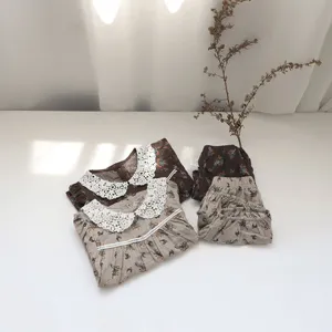 Sommer Baby Mädchen Blumen Puppenhemd und Pumphose Set mit wunderschönem Spitzenkragen.