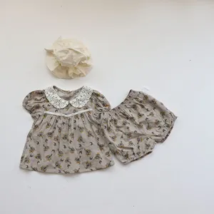 Baby Sommer Outfit Set mit kurzarmem Blumen Puppenhemd, Pluderhose und passendem Hut.