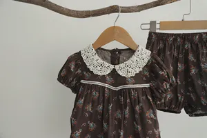 Kleinkind Sommer Blumen Kurzarm Bluse und Pumphose Set mit weißem Spitzenkragen.