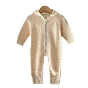 Cómodo mameluco de punto con capucha para bebé, rayas y cremallera frontal para invierno.