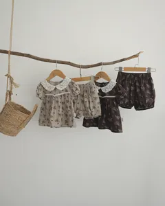Detailansicht des Sommer Baby Mädchen Blumen Bluse und Pumphose Set mit feinem Spitzenkragen.