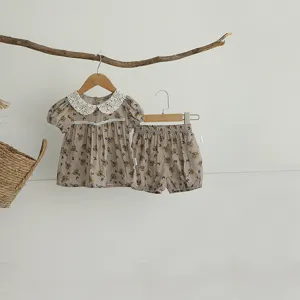 Sommer Set für Babymädchen mit Bluse und Shorts, Blumenmuster und schöne Spitzenkragen.