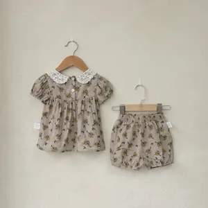 Schönes Sommer Blumen Outfit für kleine Babymädchen mit kurzarm Bluse und süßen Pumphosen
