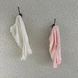 Jolis collants à pieds pour bébés filles avec une bordure en dentelle délicate pour l'automne.